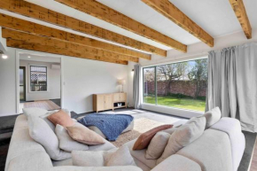 Airport 3 mins Spacious Home